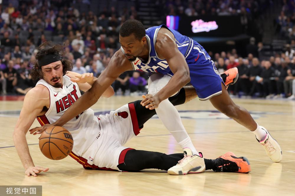 表现出了一 表现出了一